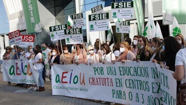 Las escuelas infantiles de Andalucía se manifiestan por el retraso en los pagos: «Peligran los puestos de trabajo»