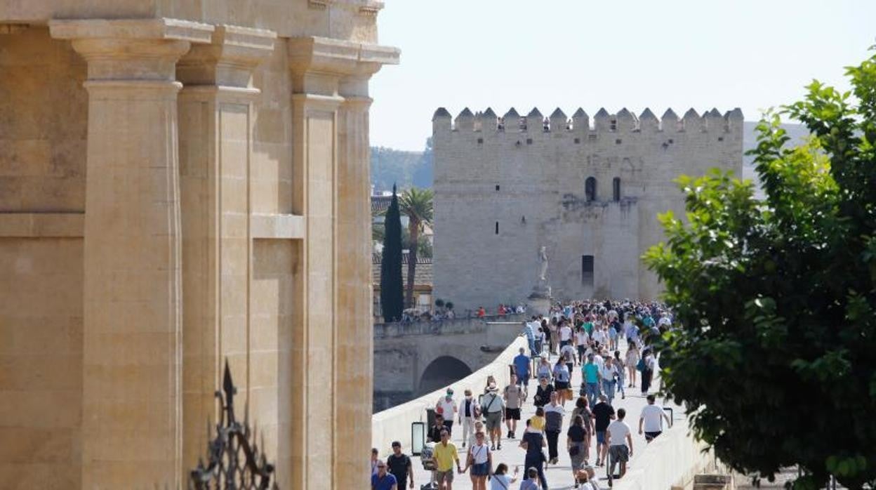 Turistas en Córdoba en el puente del Pilar