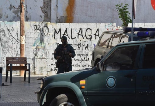 Un agente en una de las plazas tomadas por la Guardia Civil