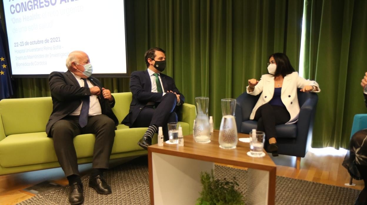 Jesús Aguirre, José María Bellido y Carolina Darias, durante el acto de la Asociación Nacional de Informadores de la Salud