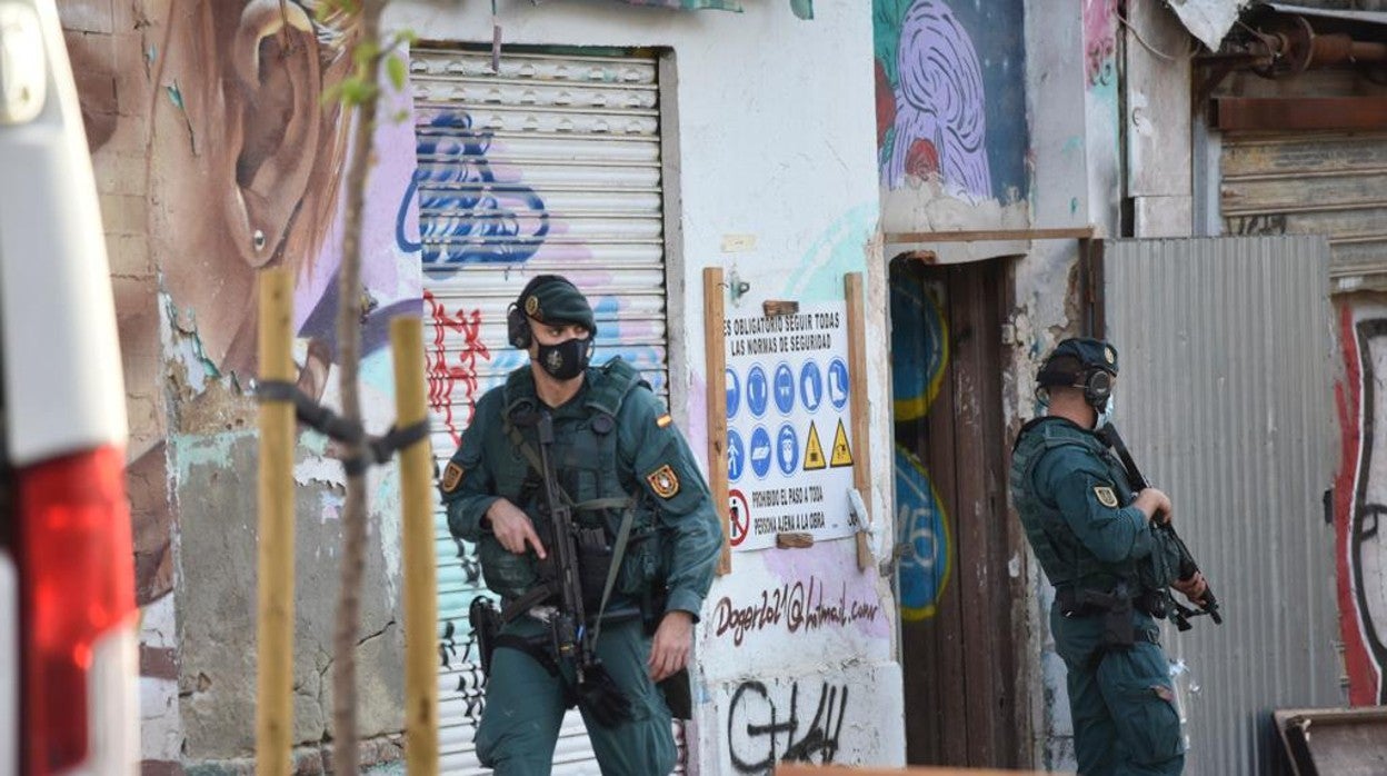 Agentes custodian la entrada a uno de los edificios