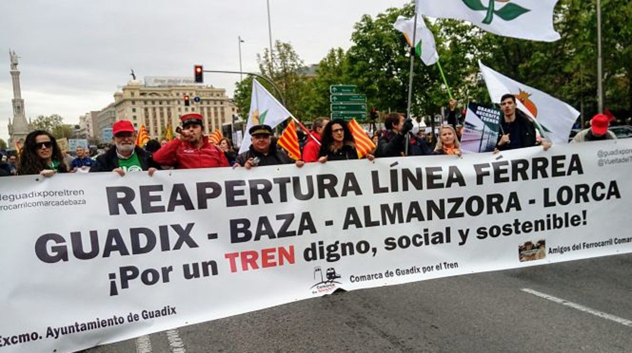 Manifestación por el tren en Madrid de la Asociación de Amigos del Ferrocarril Guadix-Baza