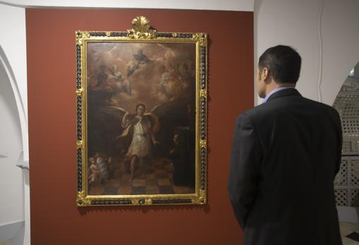 Un hombre contempla un cuadro de San Rafael en el Centro de interpretación