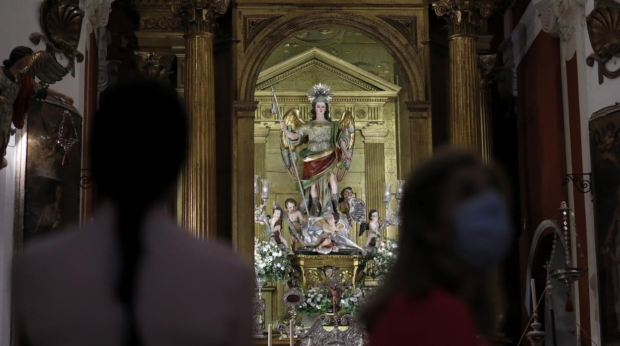 Dos jóvenes, ante San Rafael en la iglesia del Juramento