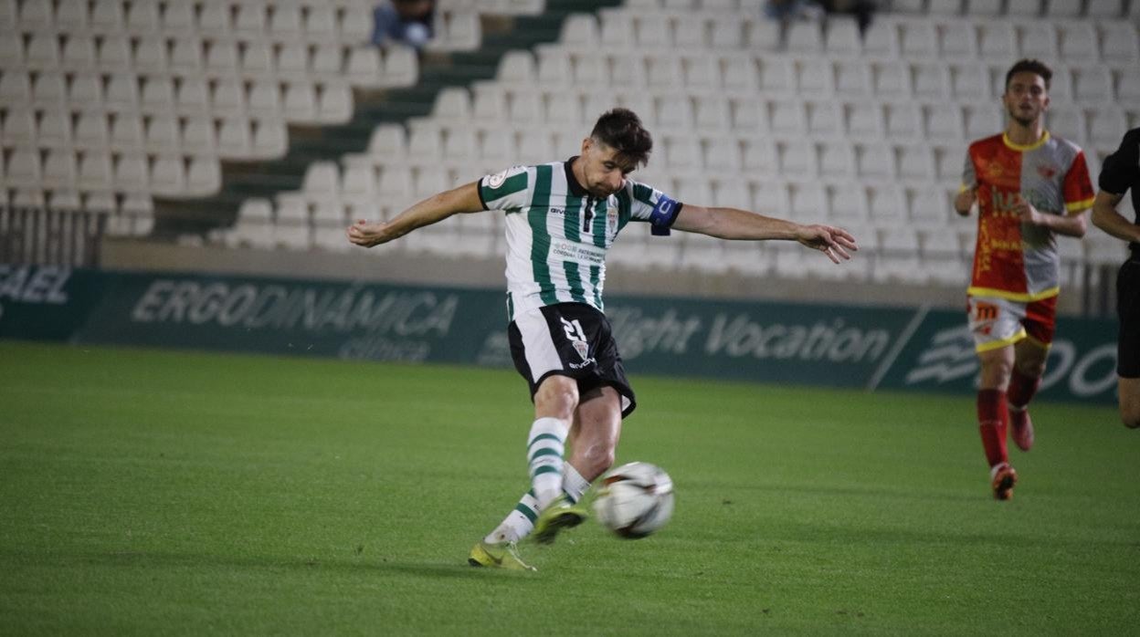 Javi Flores ejecuta un lanzamiento ante el Antequera