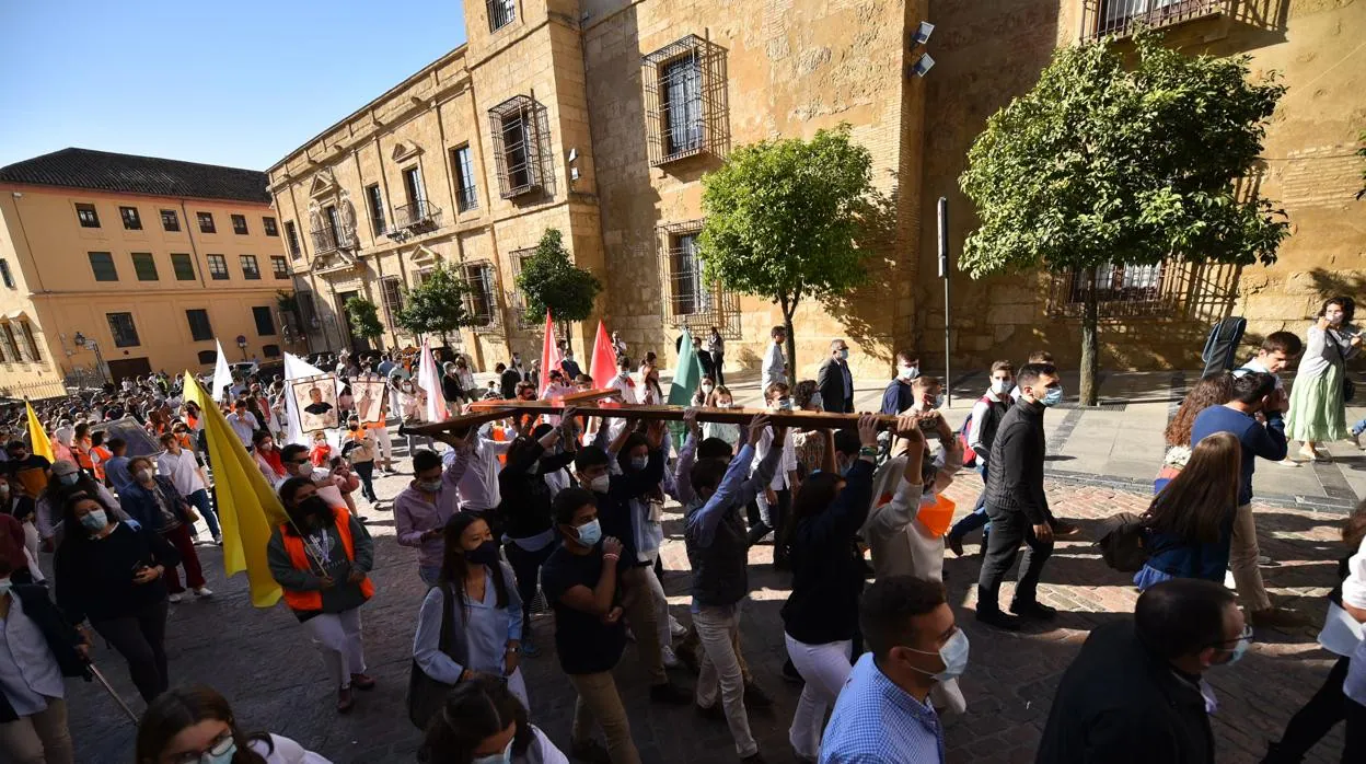 Los jóvenes portando la Cruz y el icono de la Virgen, el domingo en la calle Torrijos