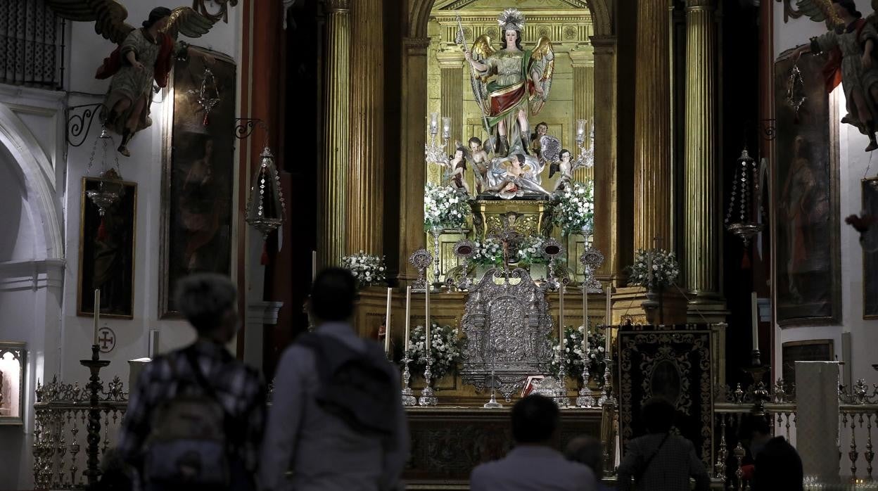 Un grupo de devotos le reza a San Rafael en la iglesia del Juramento