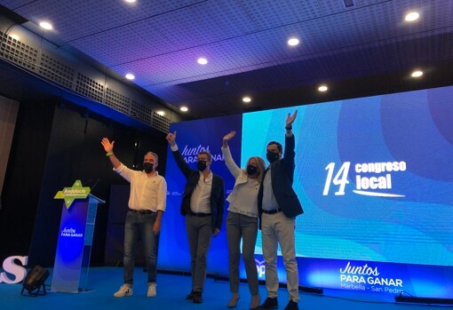 Elías Bendodo, presidente del PP de Málaga, con Alberto Núñez Feijóo, Ángeles Muñoz y Juanma Moreno