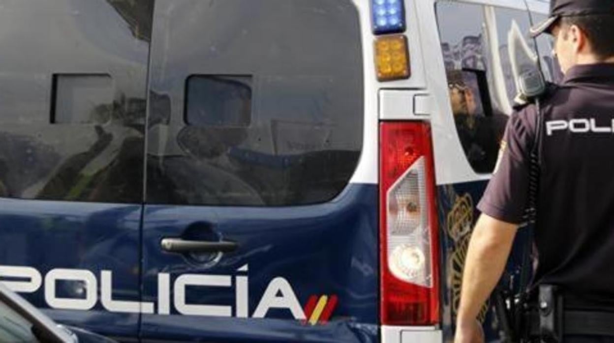 Un agente de la Policía Nacional