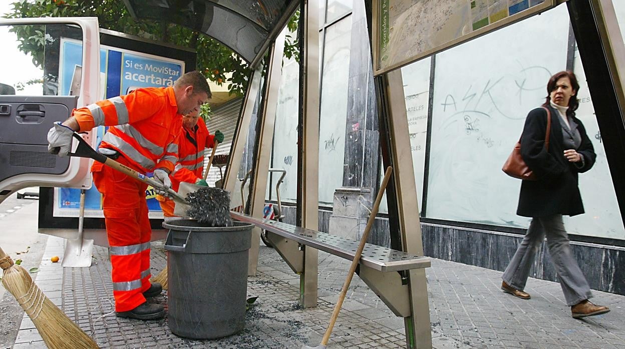 Operarios de Sadeco reparan una marquesina de Aucorsa víctima del vandalismo