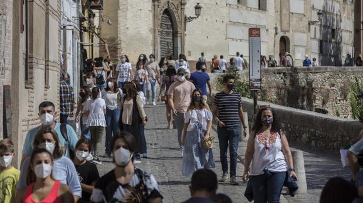 El Paseo de los Tristes, una de las calles más turísticas de la ciudad, durante el pasado puente del Pilar