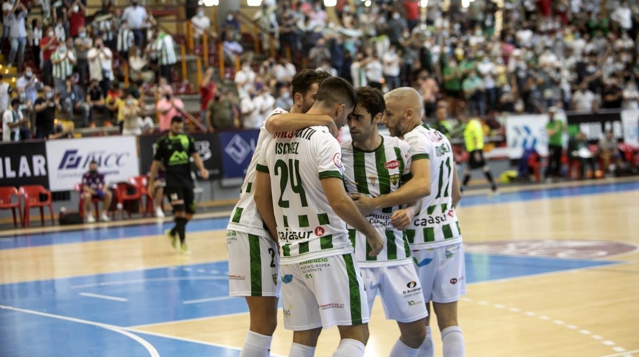 La plantilla del Córdoba Patrim onio de la Humanidad celebra el 1-1 ante el Palma Futsal