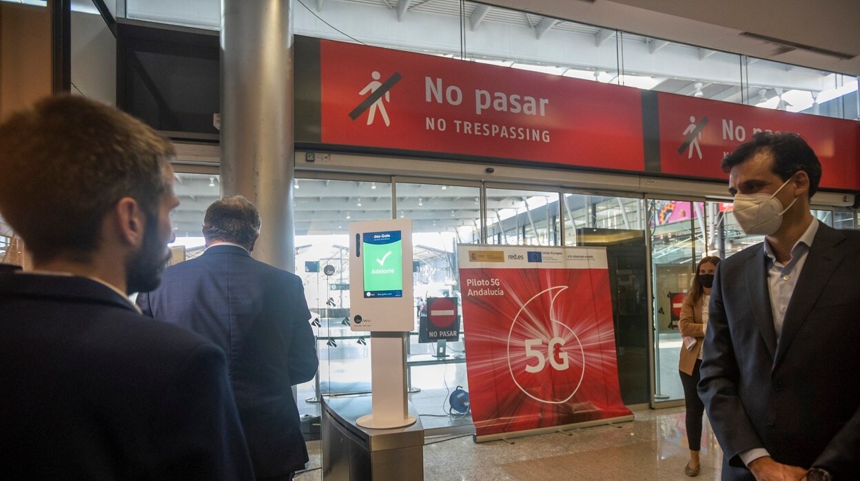 Un viajero accede a las vías de la estación de Málaga a través del lector biométrico en estudio