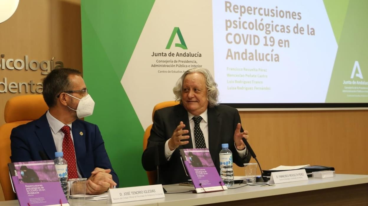 El doctor Francisco Revuelta (izquierda) en la presentación del informe sobre el efecto psicológico del Covid