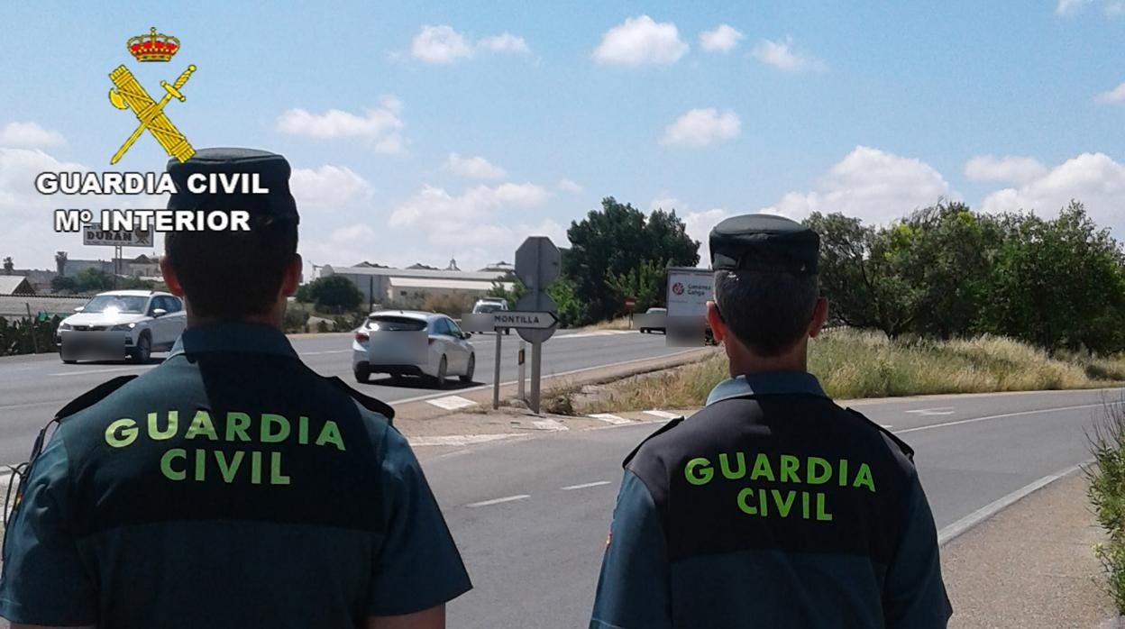 Agentes de la Guardia Civil en Montilla