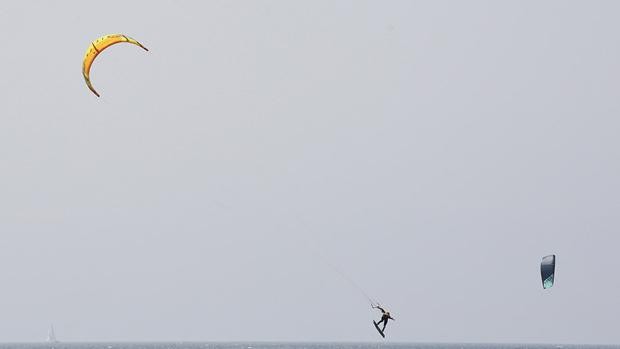 Muere un kitesurfista tras una caída en la playa de Los Lances de Tarifa