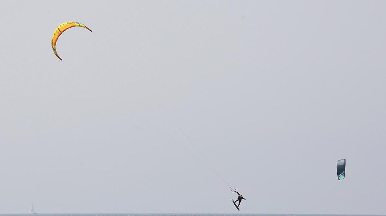 Imagen de archivo de un kitesurfista en Tarifa