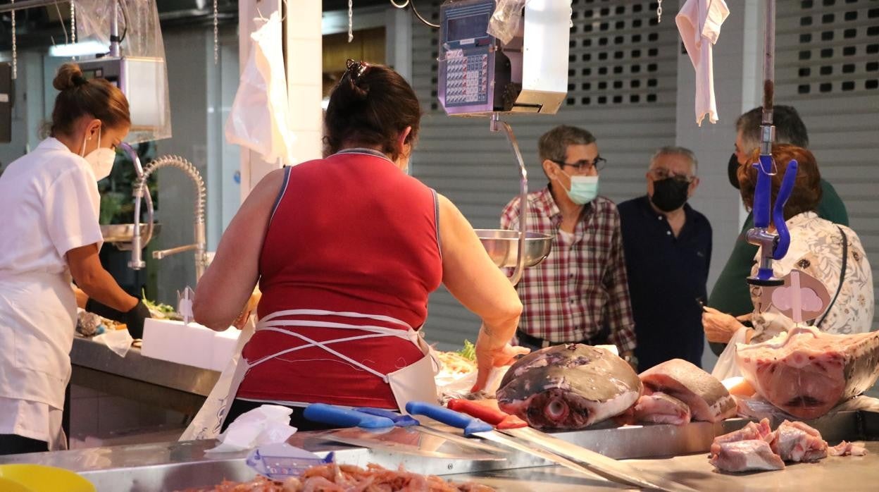 Puesto de pescado en el mercado de Lucena