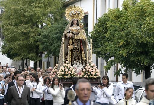 La Virgen del Carmen, durante un rosario, con la pieza que ahora se ha restaurado