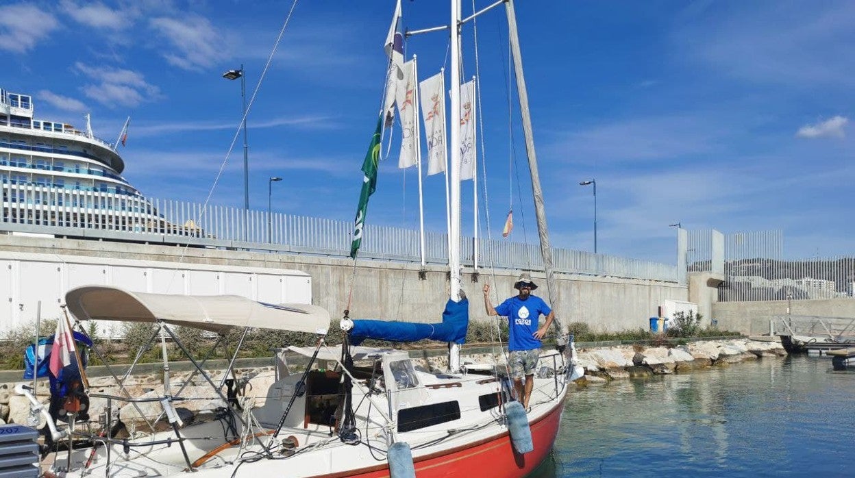 Manu López, a bordo de su velero Sloop John B