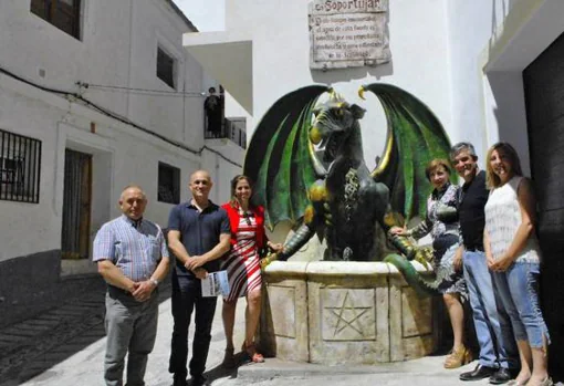 El alcalde y los concejales del Ayuntamiento de Soportujar posan junto a la fuente del Dragón