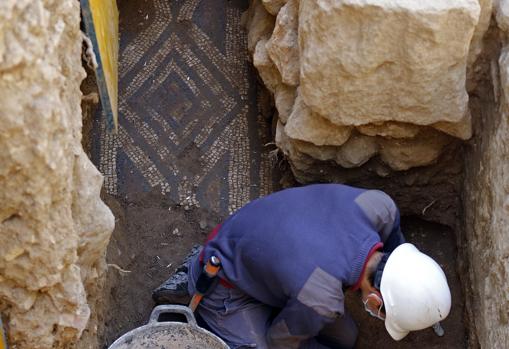 Suelo de mosaico perteneciente al complejo episcopal en el Patio de los Naranjos