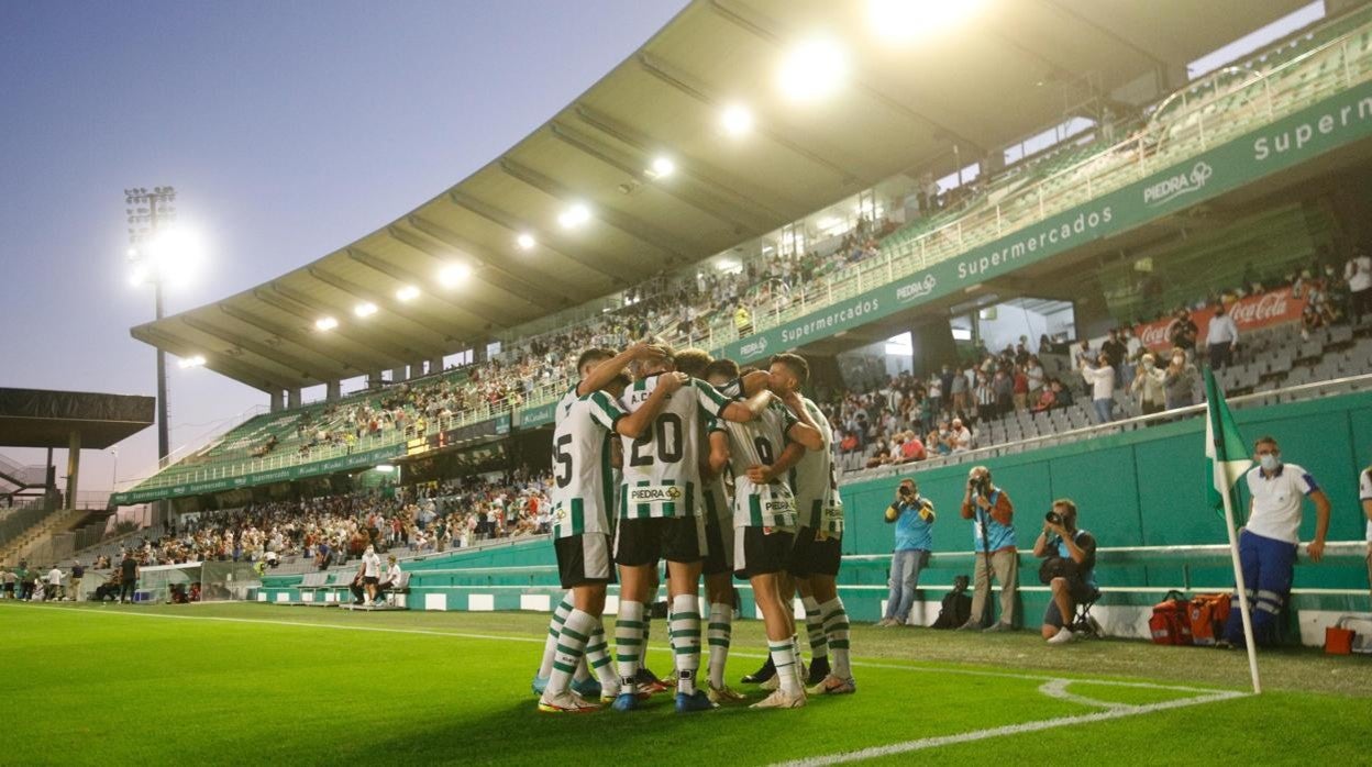 Los jugadores del Córdoba CF celebran un gol en El Arcángel