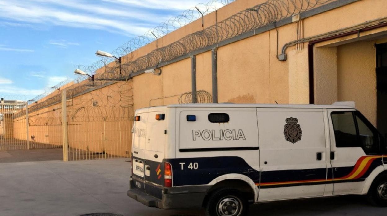 Zona de ingresos de la prisión de El Acebuche en Almería.
