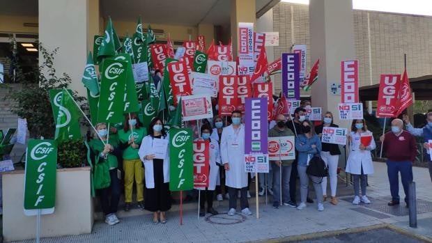 UGT, CC.OO. y CSIF se concentran para pedir a Salud que no se despida a 8.000 personas, 700 en Córdoba