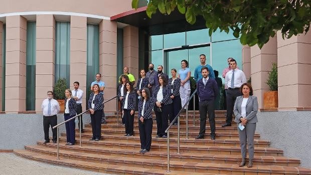 Tanatorios de Córdoba conmemora el Día de Todos los Santos con un emotivo minuto de silencio y un homenaje floral