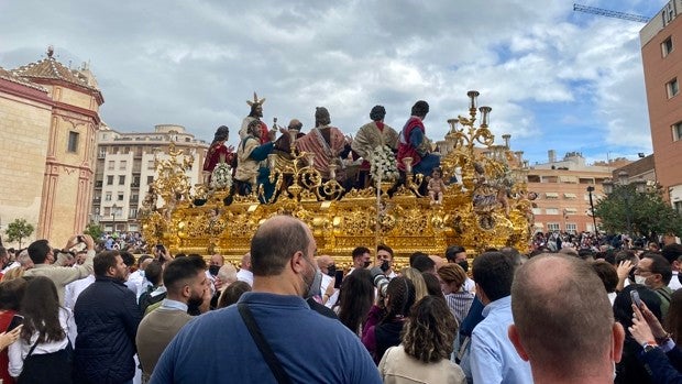 Málaga se vuelca con las cofradías en su regreso a las calles con la magna por el centenario de la Agrupación