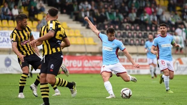 El Córdoba CF estira la racha ante al San Roque de Lepe (0-1) en un partido con mucho viento y lluvia