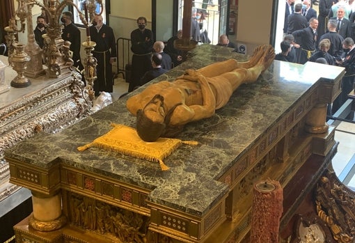 El Santo Sepulcro, minutos antes de su salida desde la casa hermandad de la calle Alcazabilla