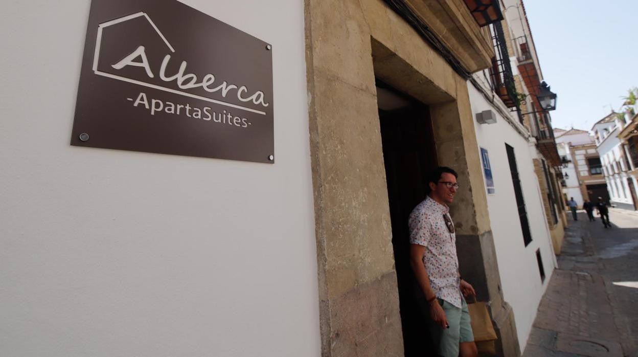 Un turista sale de unos apartamentos turísticos del Casco de Córdoba en una imagen de archivo