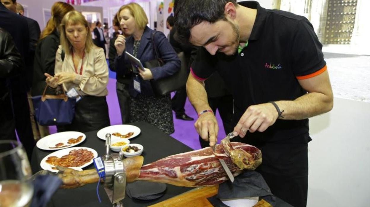 Un cortador de jamón en el Pabellón de Andalucía en la WTM anterior a la pandemia