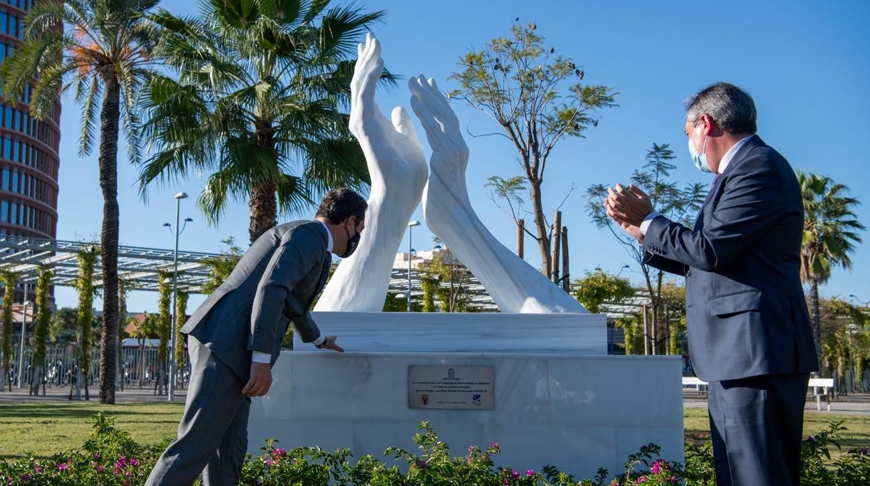 Juanma Moreno y Juan Espadas, en la inauguración del monumento a los sanitarios de Sevilla