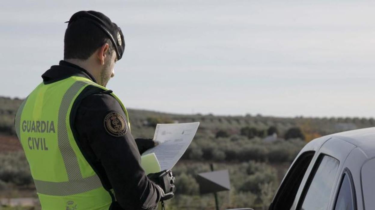 Agente de la Guardia Civil en un dispositivo en Córdoba