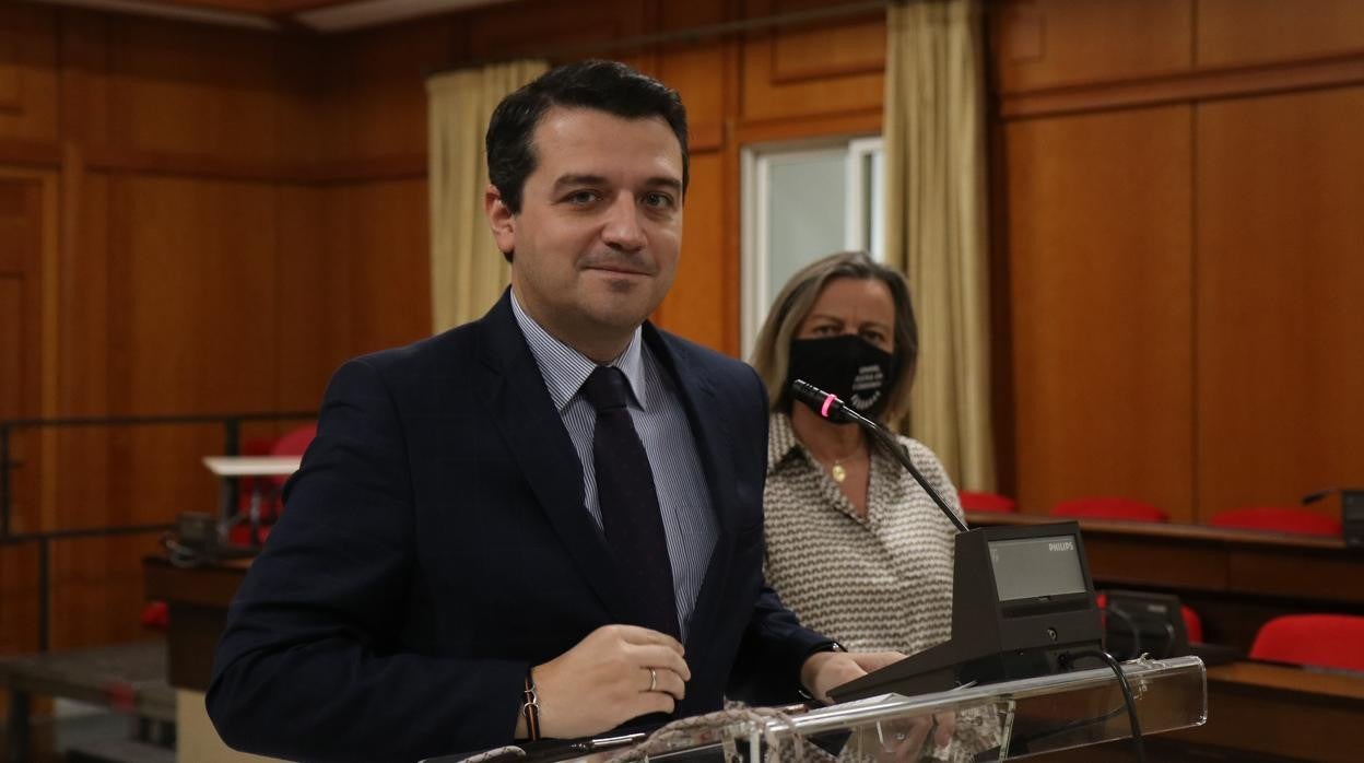 El alcalde y la primera teniente de alcalde, hoy durante su comparecencia en el Salón de Plenos