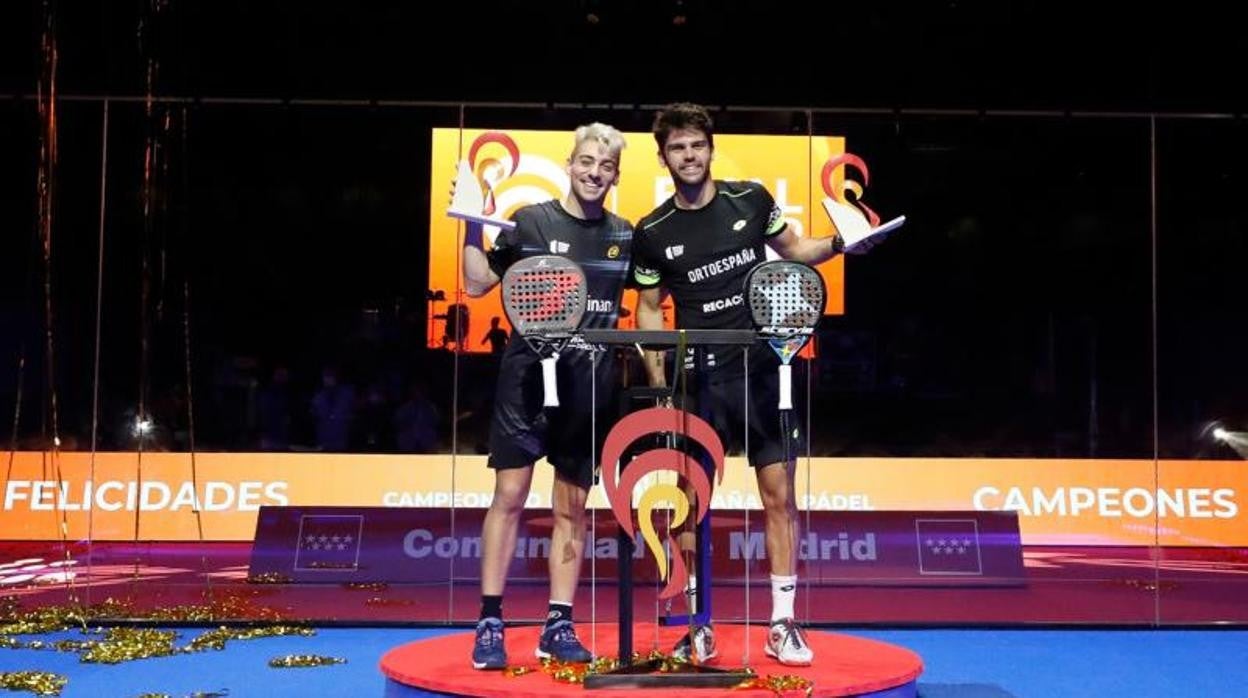 Los jugadores de Pádel Javier Garrido (d), y Martin Di Nenno, posan tras proclamarse vencedores del Campeonato de España de Pádel