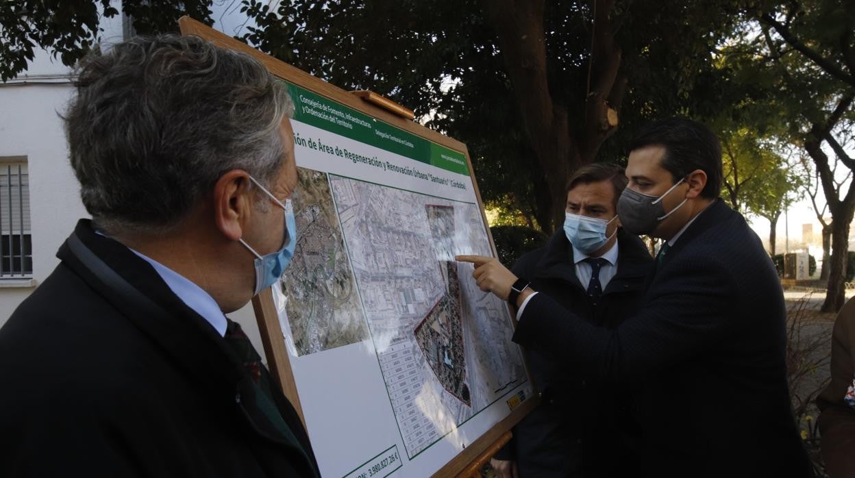 El alcalde y el delegado del Gobierno, hoy observando el mapa de actuación en Santuario y San José Obrero