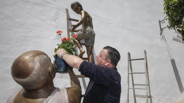 Patios de Córdoba 2022 | Así es la nueva estatua de Belmonte: un homenaje a las abuelas