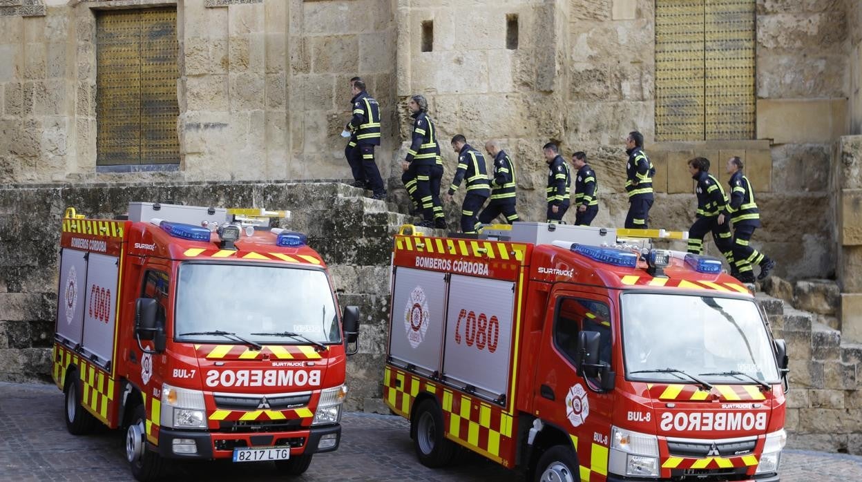 Dos de los nuevos vehículos de Bomberos en la Mezquita Catedral