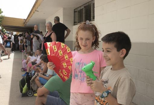 Niños se refrescan a la salida del colegio Mediterráneo de Córdoba