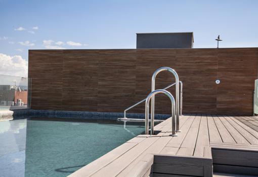 Imagen de la piscina en cubierta que tiene el hotel 'Sercotel Córdoba Delicias'