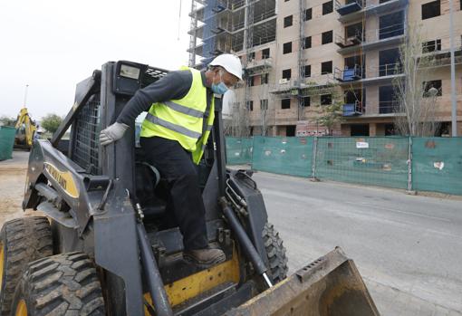 Imagen nde un trabajador de la construcción en una prompoción de Córdoba