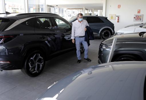 Un cliente, ayer observando vehículos en un concesionario de la capital