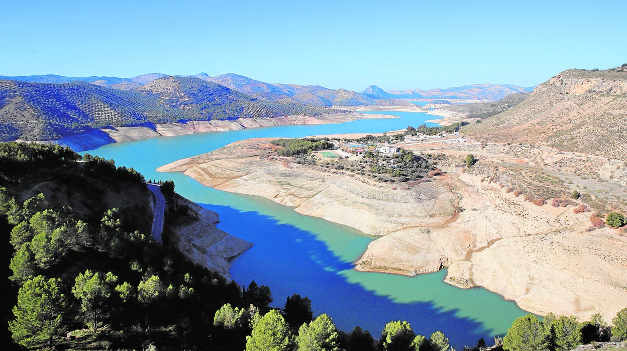 Situación del embalse de Iznájar tras años recibiendo pocas aportaciones por la falta de lluvia