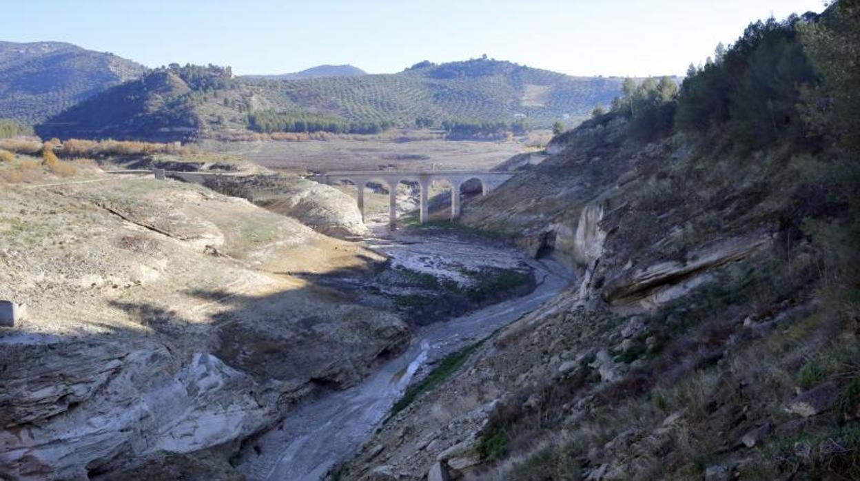 Embalse de Iznájar, mermado por la falta de lluvia de los últimos años