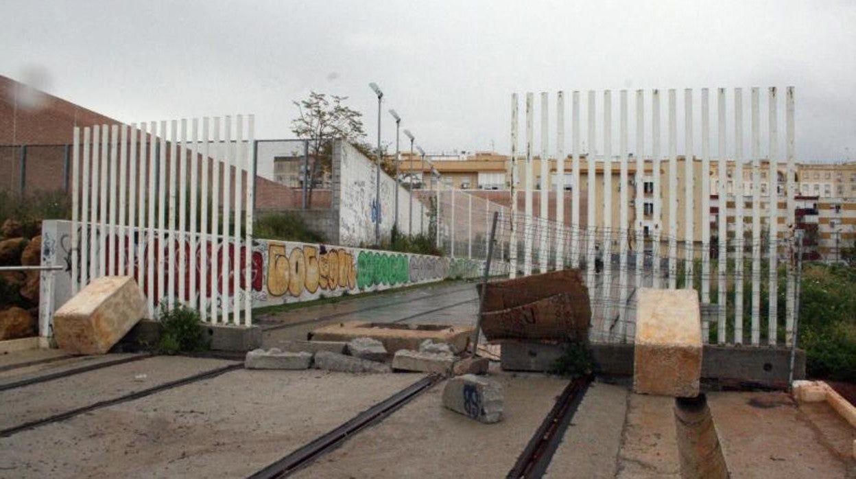 Imagen del abandono actual de la línea metropolitana que tiene que unir Alcalá de Guadaíra con la Universidad Pablo de Olavide