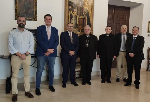 El obispo, en el centro, junto a integrantes de la hermandad del Calvario